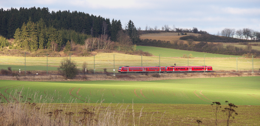 Im bayerischen Vogtland - Am 30.12.2013 waren wir zwischen Hof-Unterkotzau und Feilitzsch unterwegs.
Unser Spaziergang führte uns vom BÜ an der B2 entlang der Bahnstrecke 6362 Leipzig - Hof. Nach 1,5 Kilometern hat man einen schönen Blick auf die Gegend um Feilitzsch.
Zwei 612er sind als RE zwischen Dresden und Nürnberg unterwegs.
Gleich wird das Gespann aus Feiltzsch kommend unseren Standort passieren und wenige Minuten später in den Hofer Hauptbahnhof einfahren.