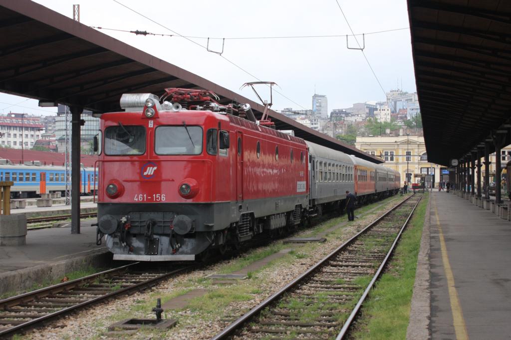 Im Belgrader Hauptbahnhof, einem Kopfbahnhof, steht hier am 9.5.2010
abfahrbereit die sechsachsige Elektrolok 461-156.