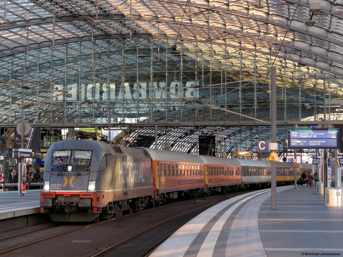 Im Berliner Hbf steht der Taurus 242 517 von Hectorrail mit dem Locomore Fernzug nach Stuttgart. Neben den eigenen Wagen von Locomore, die innen völlig neu gestaltet und umgebaut wurden sind zwei angemietere Wagen im Zugverband, die früher einmal für die niederländische Staatsbahn im Einsatz waren, von innen aber identisch mit den DB Interregio Wagen sind und inzwischen einer weiteren Privatgesellschaft in Deutschland gehören. Dezember 2016