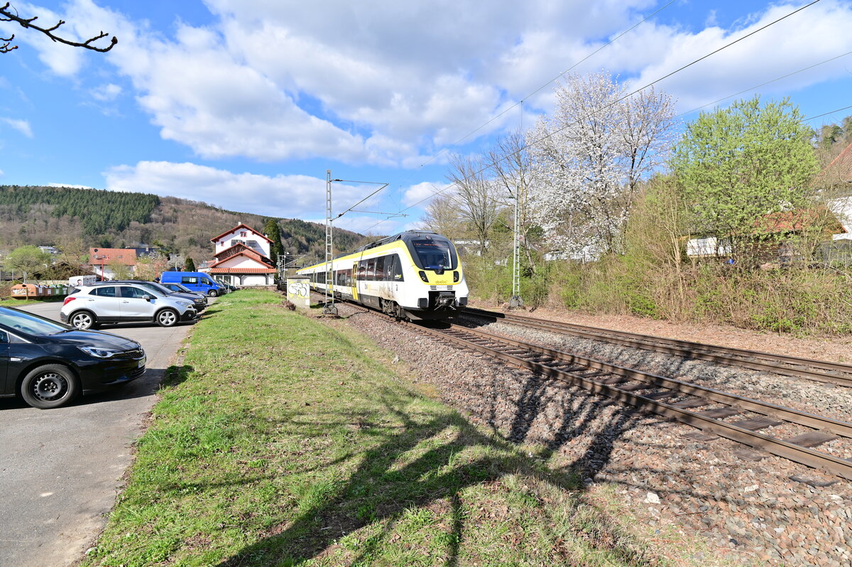 Im besten Sonnenschein kommt der 8442 319 als RE 10a am Sonntag den 3.4.2022 durch Neckargerach gen Heilbronn gefahren.