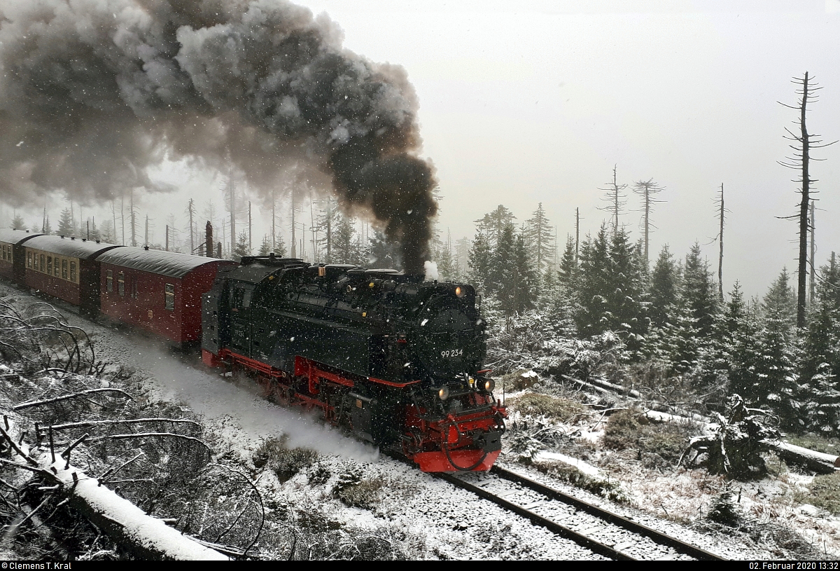 Im Betriebsbahnhof Goetheweg auf der Brockenbahn (Bahnstrecke Drei Annen Hohne–Brocken | KBS 325) kommt P 8930 vom Brocken nach Wernigerode Hbf planmäßig auf dem Ausweichgleis zum Stehen.
Aus dem Zug heraus, gedrängt mit anderen Reisenden, konnte die entgegenkommende, im Januar 2019 auf dieser Strecke eingefrorene 99 7234-0 (99 234) der Harzer Schmalspurbahnen GmbH (HSB) als P 8920 von Nordhausen Nord zum Brocken festgehalten werden.
(Smartphone-Aufnahme)
[2.2.2020 | 13:32 Uhr]