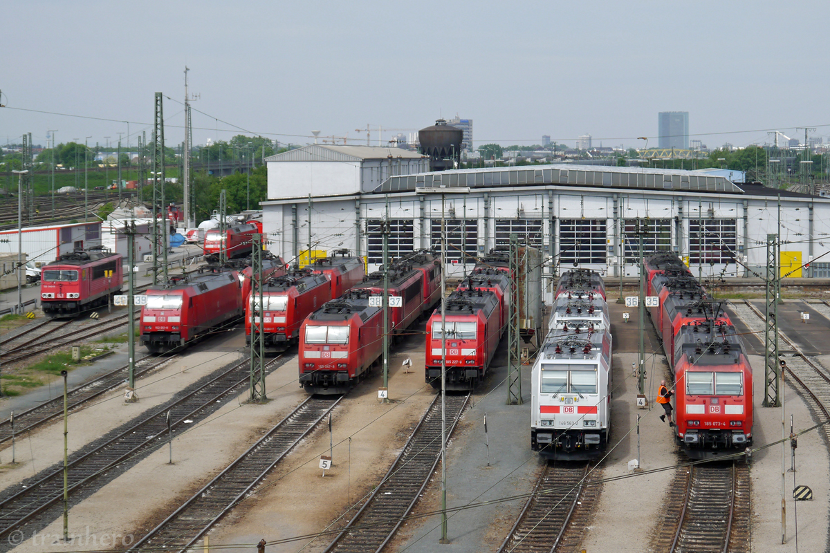 Im Betriebswerk Mannheim sind neben den den Standard-TRAXX 185er auch noch ältere Lokgenerationen und die neuen IC-146.5 zu finden.
(16.05.2015)