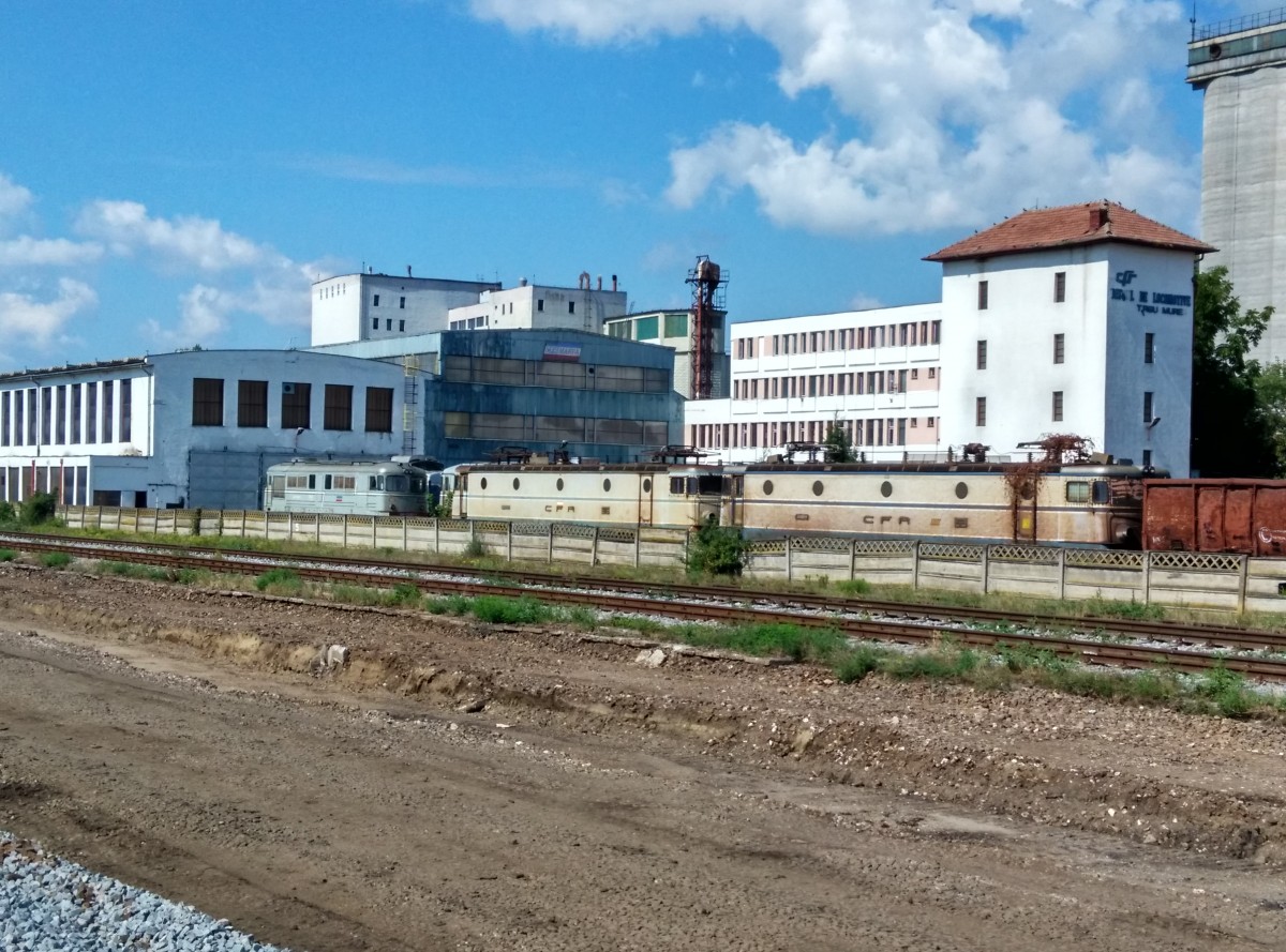 Im Betriebswerk Targu Mures hatte man vor einigen Jahren sogar E-Loks repariert, obwohl der Bahnhof nicht elektrifiyiert ist. Die zwei abgestellten E-Loks liegen dort aber seit einigen Jahren. Foto vom 23.08.2015.