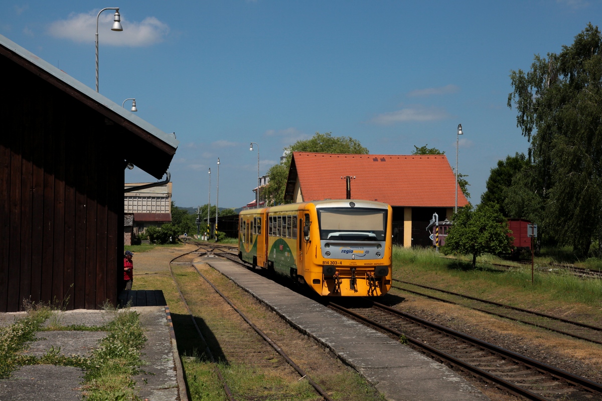 Im Bf Bezdružice wartet 814/914 303, als Os27317 (Bezdružice - Plzeň hl.n.), auf die Zeit zur Abfahrt am 04.06.2015. 