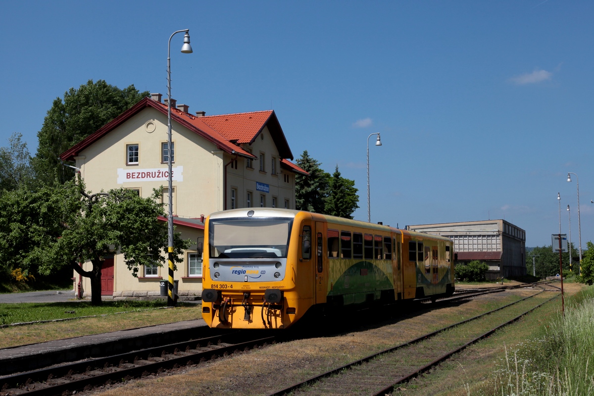 Im Bf Bezdružice wartet am 04.06.2015 814/914 303 als Os27317 auf die Zeit zur Abfahrt nach Plzeň hl.n.