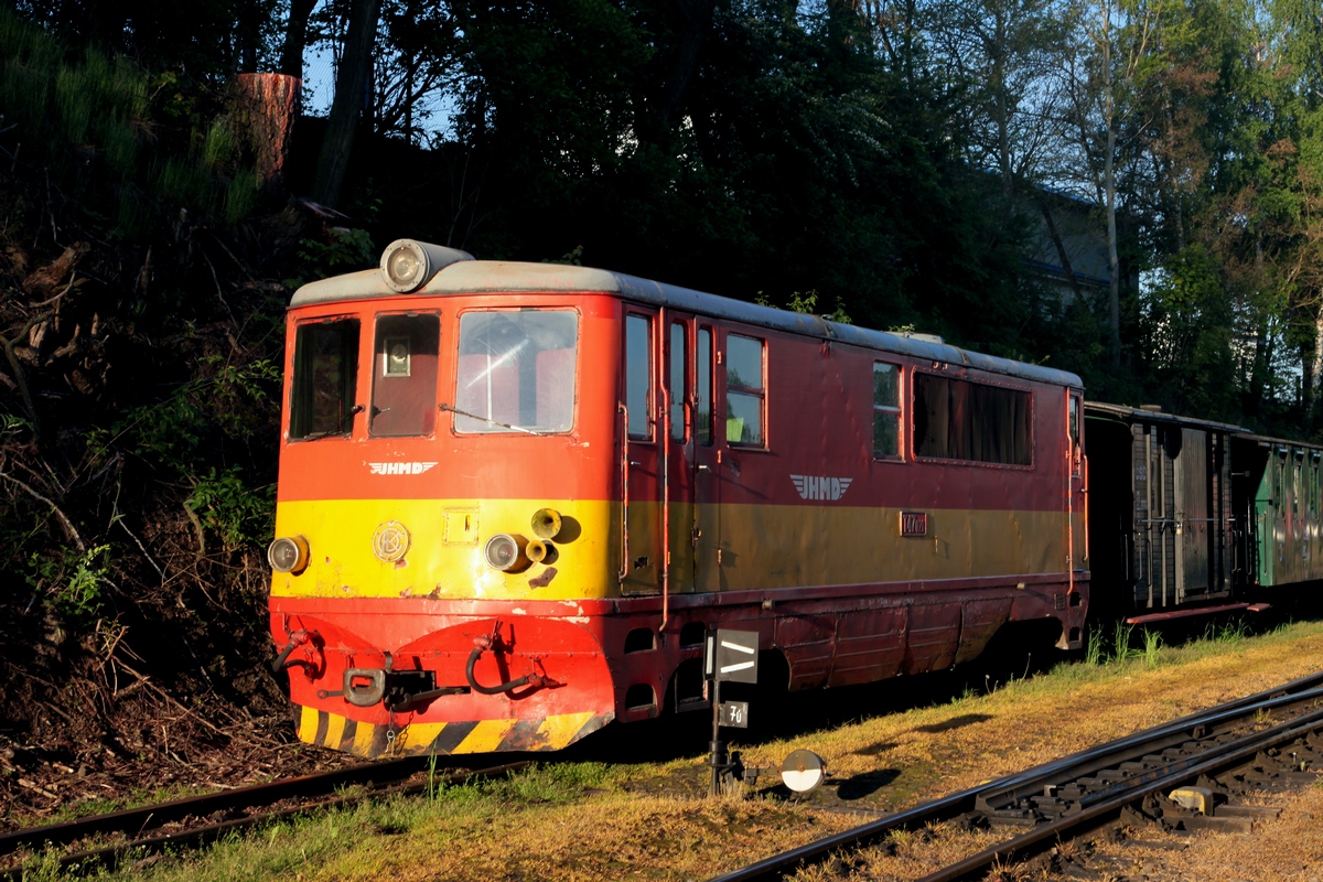 Im Bf Jindřichův Hradec abgestellt die letzte gebaute Lok der Baureihe T47 (ab 1988 BR 705.9), die T47.021 am Morgen des 21.05.2017. Diese Lok wurde nicht modernisiert und ist technisch noch weitestgehend im Originalzustand.
