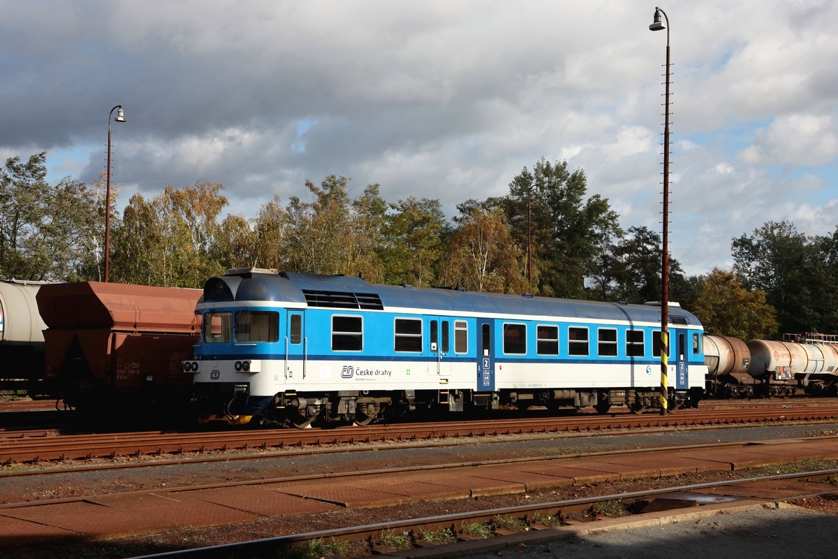Im Bf Neratovice steht abgestellt 854 001 am 16.10.2019. 