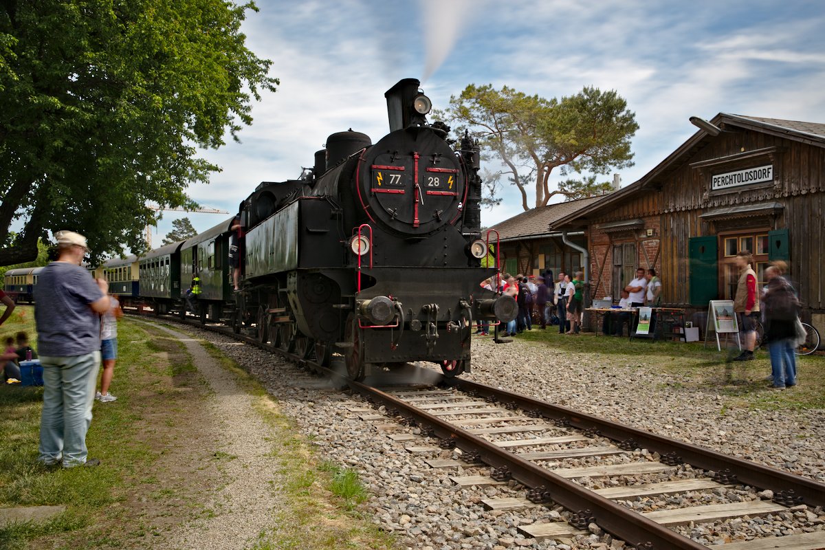 Im Bild die 77.28 der ÖGEG bei ihrem einenhalb stündigen Aufenthalt im Bahnhof Perchtoldsdorf. Die Menschenmenge im Vorder- und Hintergrund lässt den ungeheuren Antrag und das große Interesse an den vom Verein Kaltenleutgebenerbahn veranstalteten Sonderzüge erahnen.
Die Belichtungszeit waren 10 Sekunden, wodurch die Lokomotive scharf, die Personen aber unscharf zu sehen sind. (01.05.2018)