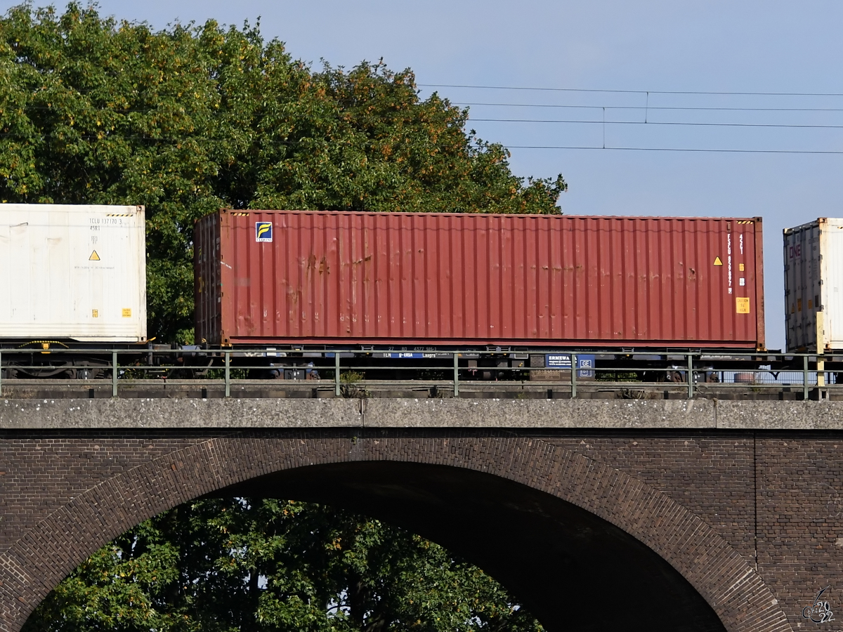 Im Bild ein mit einem Container beladener Laagrs-Flachwagen (27 80 4377 505-7). (Duisburg, August 2022)
