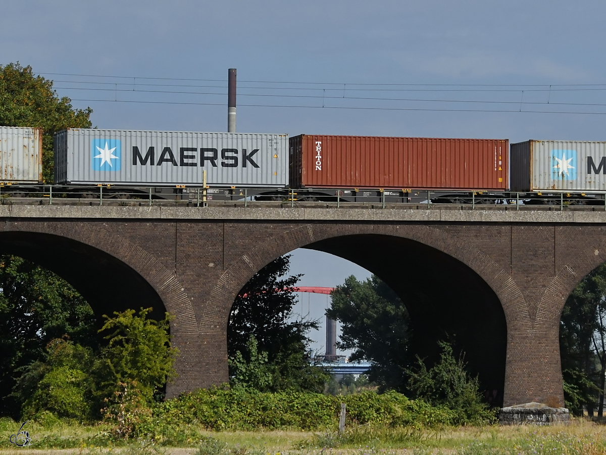 Im Bild ein mit einem Container beladener Flachwagen. (Duisburg, August 2022)