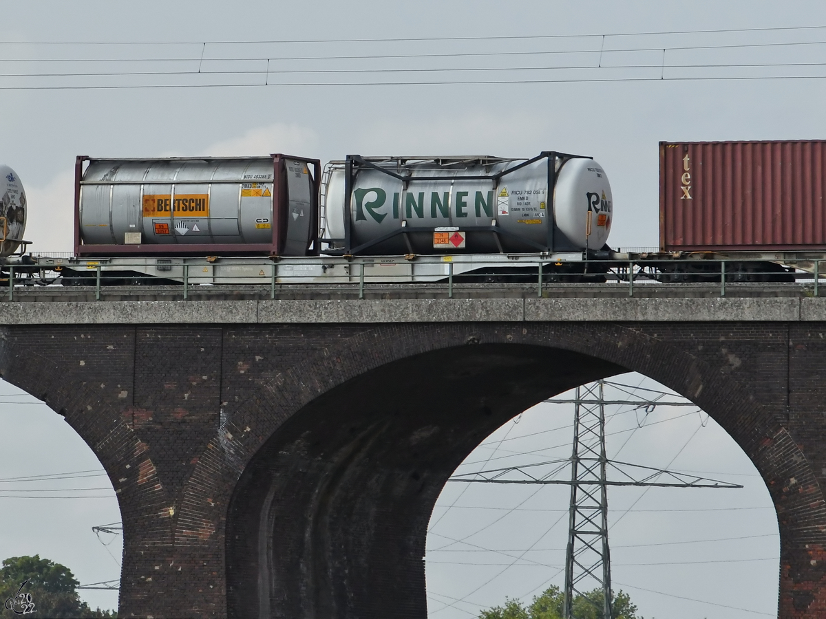 Im Bild ein mit Tankcontainern beladener Flachwagen. (Duisburg, August 2022)