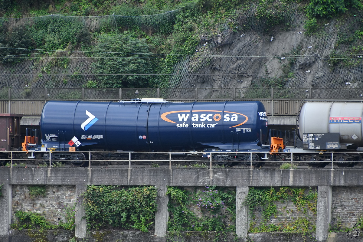Im Bild ein Zacns-Kesselwagen (33 85 7929 348-5) bei Remagen. (August 2021)