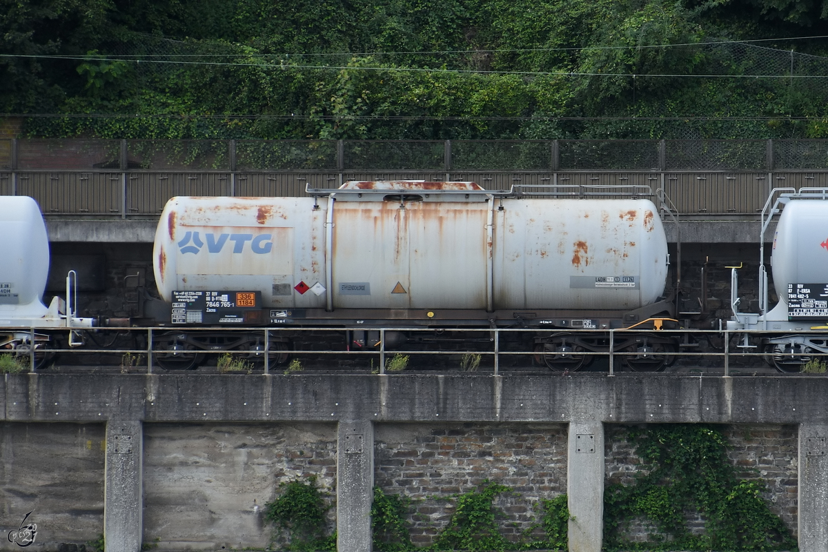 Im Bild ein Zacns-Kesselwagen (37 80 7846 756-1) bei Remagen. (August 2021)