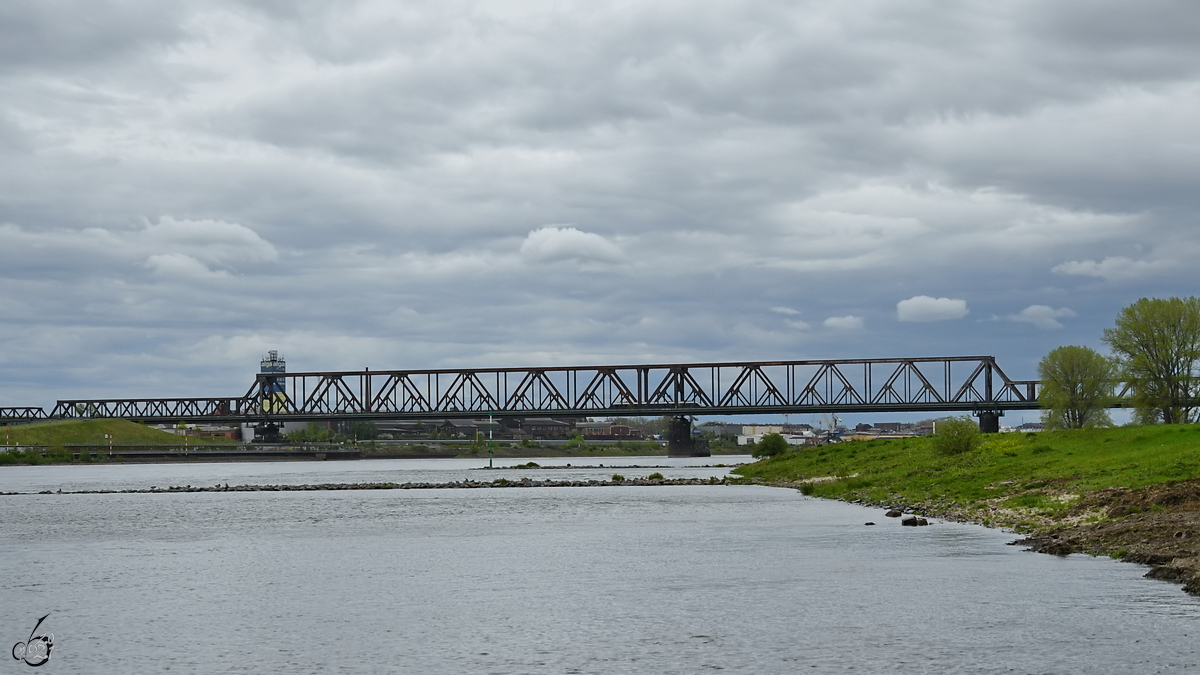 Im Bild die Hochfelder Eisenbahnbrücke in Duisburg. (Mai 2021)