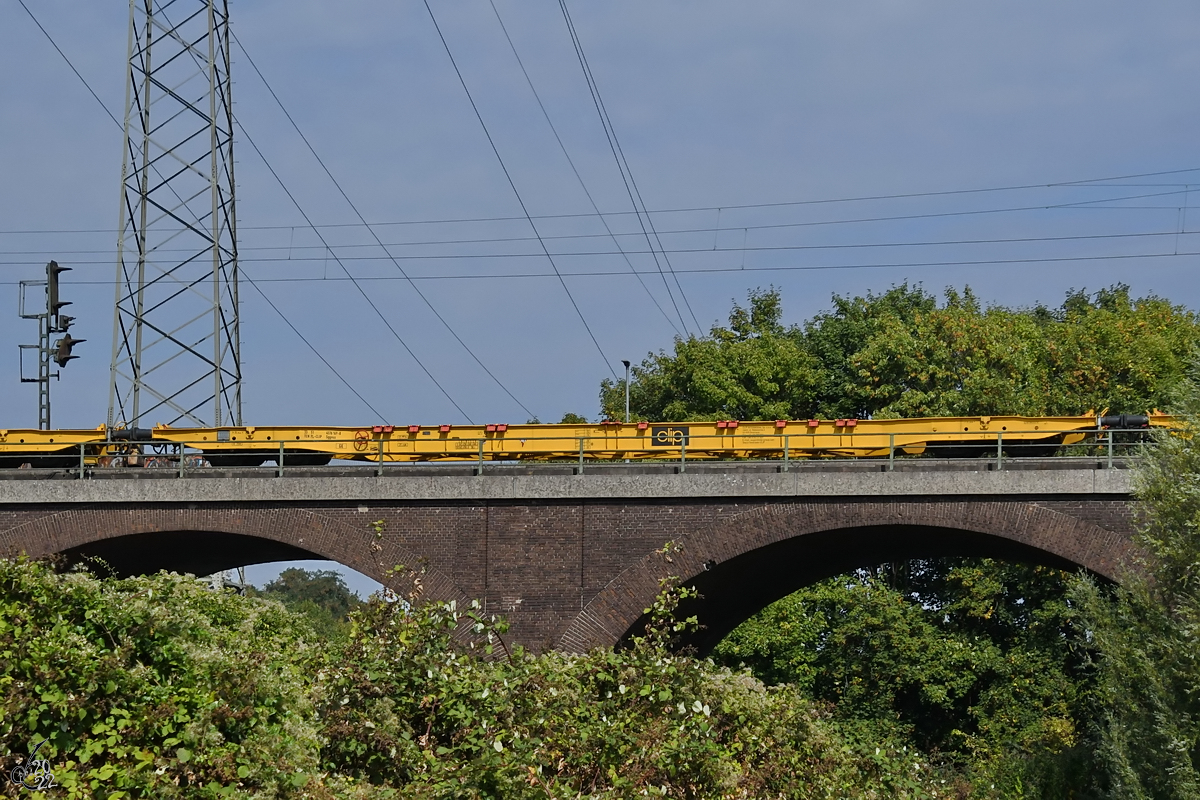 Im Bild der leere Flachwagen Sggnss 33 51 4576 169-8. (Duisburg, August 2022)