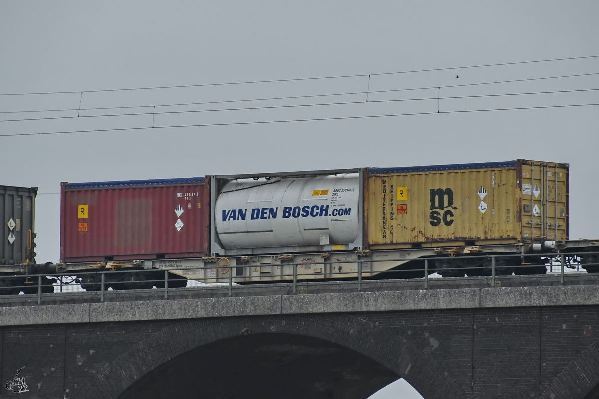 Im Bild der mit Containern beladene Flachwagen Sgnss 35 85 457 5 554-2. (Duisburg, August 2022)