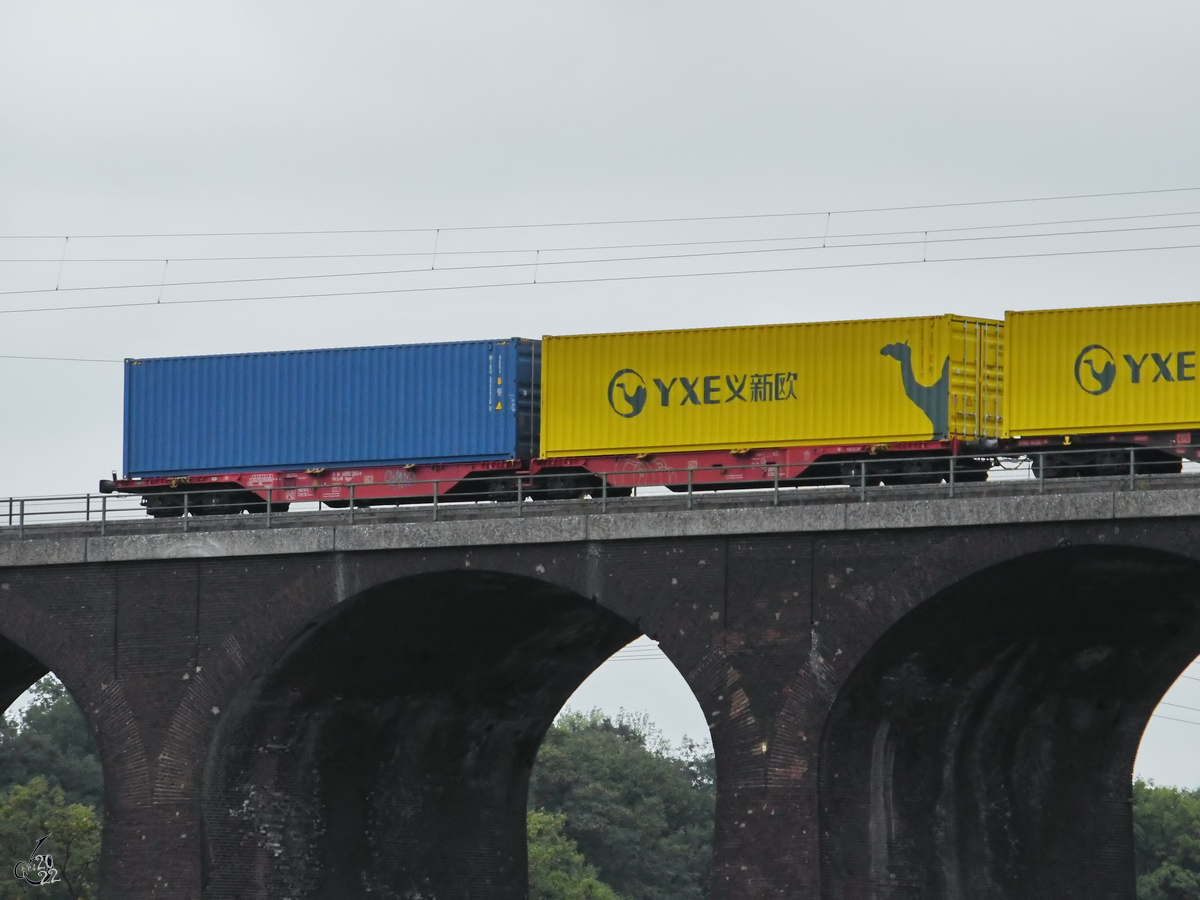Im Bild der mit Containern beladene Gelenkwagen Sggrs. (Duisburg, August 2022)