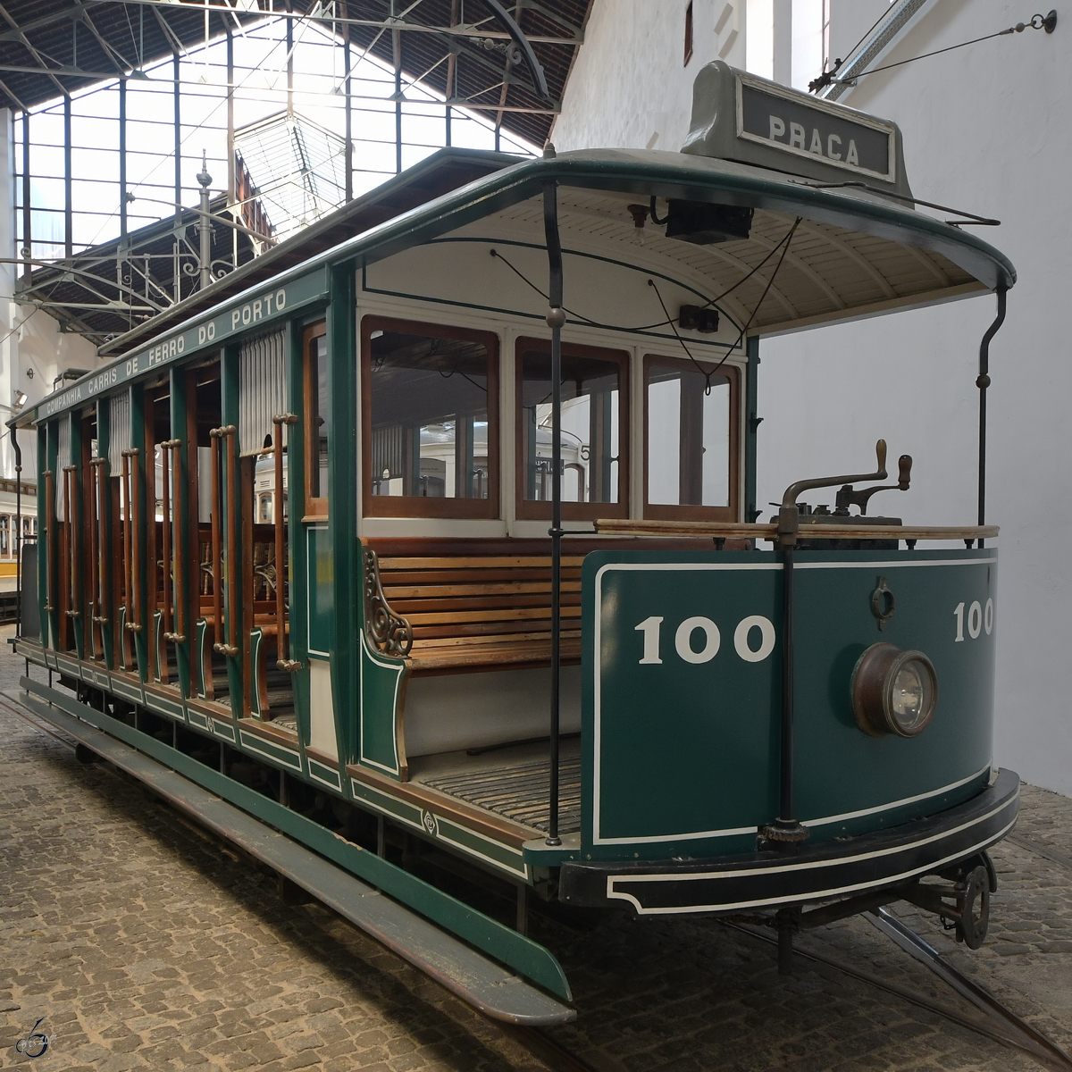 Im Bild der Nachbau des offenen Straßenbahnwagens No. 100. Das Original wurde bei einem Feuer im Depot Boavista Ende Februar 1928 zerstört. Ursprünglich ab 1910 von Mauleseln gezogen, wurde später ein Dampfmaschine eingebaut bis am Ende ein elektrischer Antrieb Anwendug fand. (Museu do Carro Eléctrico Porto, Januar 2017)