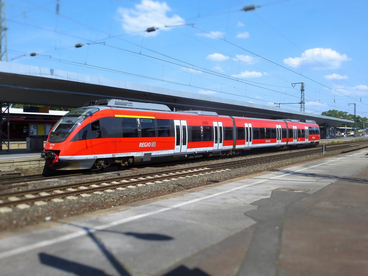 Im Bild ist nur der Zug scharf und das Äußere um den Zug herum ist absichtlich unscharf bearbeitet.

644 507 stand hier am 01.08.2015 als Regionalbahn nach Neuss Hauptbahnhof im Bahnhof Köln Messe/Deutz.
