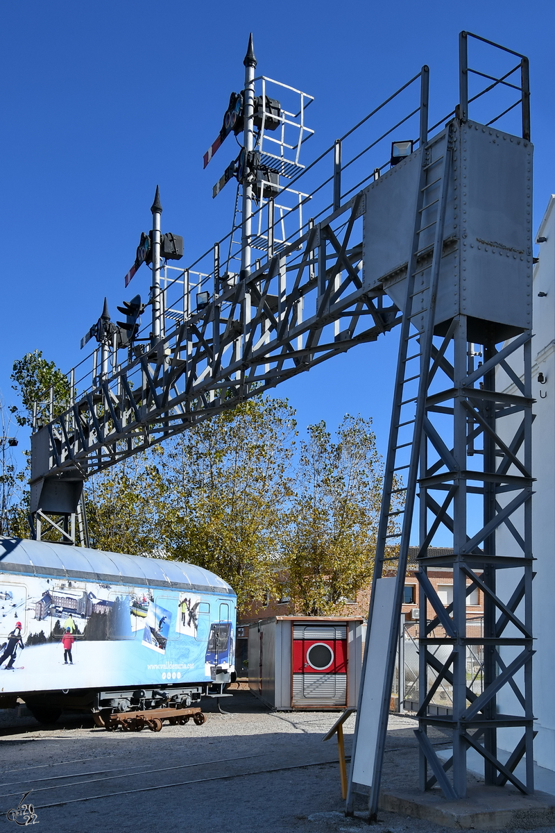 Im Bild die Signalbrücke, die von 1929 bis 1989 im Bahnhof Barcelona - Estació de França eigesetzt war und heute im Eisenbahnmuseum von Katalonien ausgestellt ist. (November 2022)