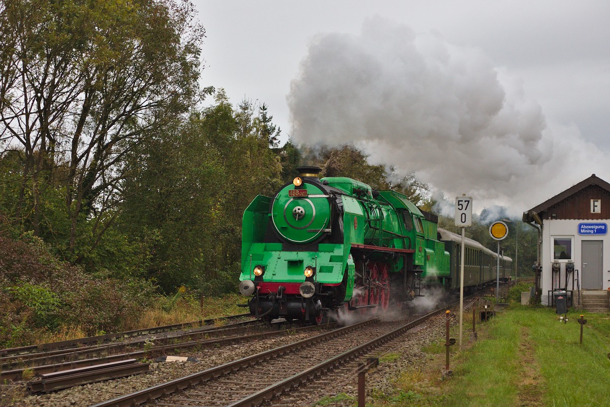Im Bild zu sehen ist die CSD 486.007 kurz nach der Ausfahrt aus dem Bahnhof von Braunau am Inn an der Abzweigung Minning, bei der die Mattigtalbahn von der Strecke nach Neumarkt-Kallham abzweigt. (02.10.2016)