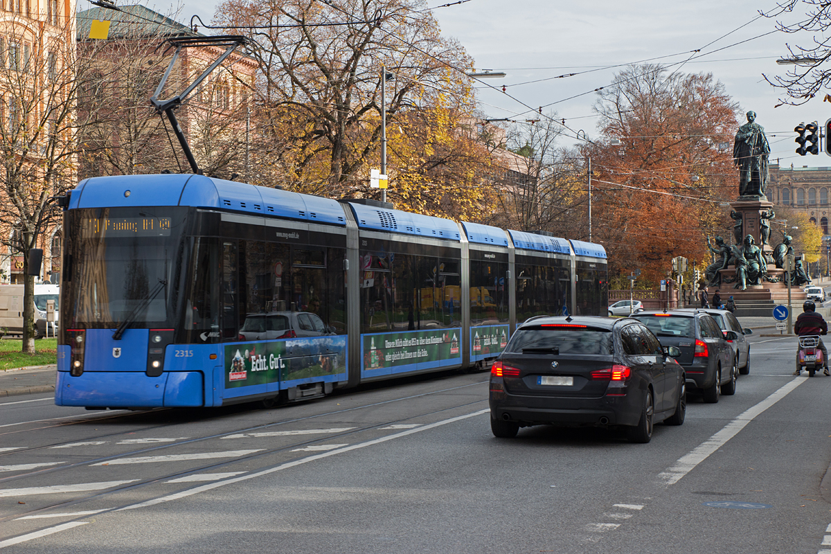 Im Blickfeld des Maxmonuments in München wurde am 24.11.14 eine  Tram  nach ihrer Abfahrt von der dortigen Haltestelle auf´s Bild gebracht.