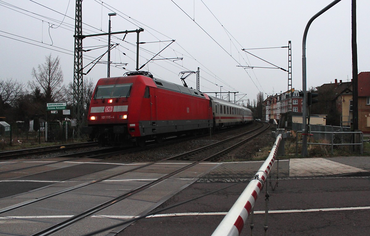 Im Block dahinter fährt am 03.01.2015 die 101 115-4 mit ihrem IC 2301 (Berlin Gesundbrunnen - München Hbf) durch die Ortslage von Markranstädt.