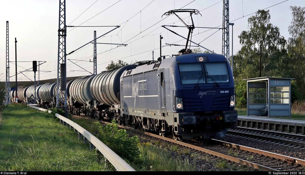Im Blockabstand folgt im Hp Zscherben ein Kesselzug mit 193 845-5 (Siemens Vectron) Richtung Halle Rosengarten.
Viele Grüße zurück an den Tf!
Aufgenommen im Gegenlicht.

🧰 mgw Service GmbH & Co. KG (Akiem S.A.S.), aktueller Mieter unbekannt
🚩 Bahnstrecke Halle–Hann. Münden (KBS 590)
🕓 17.9.2020 | 18:13 Uhr