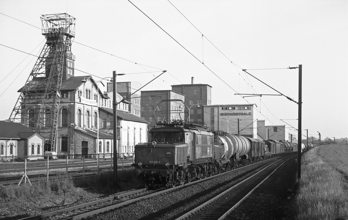 Im Blockabstand folgte am 20.5.1981 Dg 54901 Wrzburg - Kornwestheim mit 193 016.