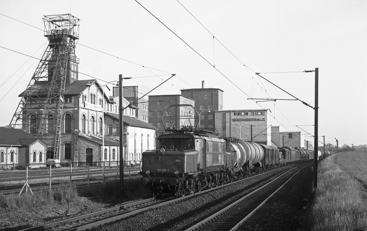 Im Blockabstand folgte am 20.5.1981 Dg 54901 Wrzburg - Kornwestheim mit 193 016.