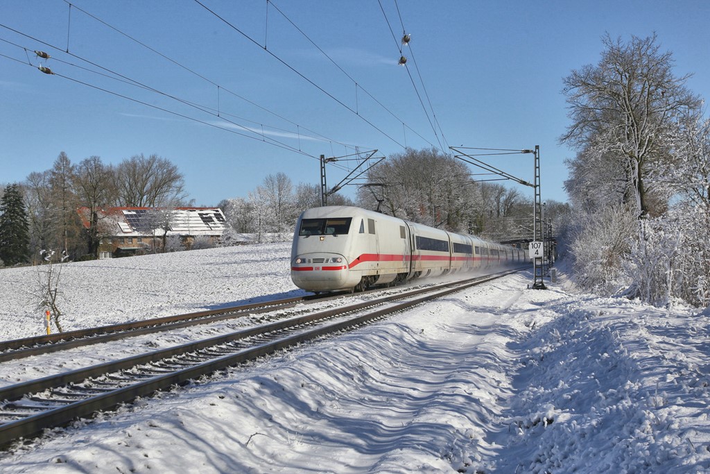 Im Blockabstand folgte dieser ICE 1 am 11.3.2023 als Leerzug einem planmäßig voraus fahrenden ICE 4 in Richtung Münster. Um 9.59 Uhr verläßt er hier gerade Niedersachsen am Ortsrand von Hasbergen. Erstmals war an diesem Ort ein Winterfoto mit Schnee möglich. Bisher war dieser an Hasbergen vorbei gezogen.