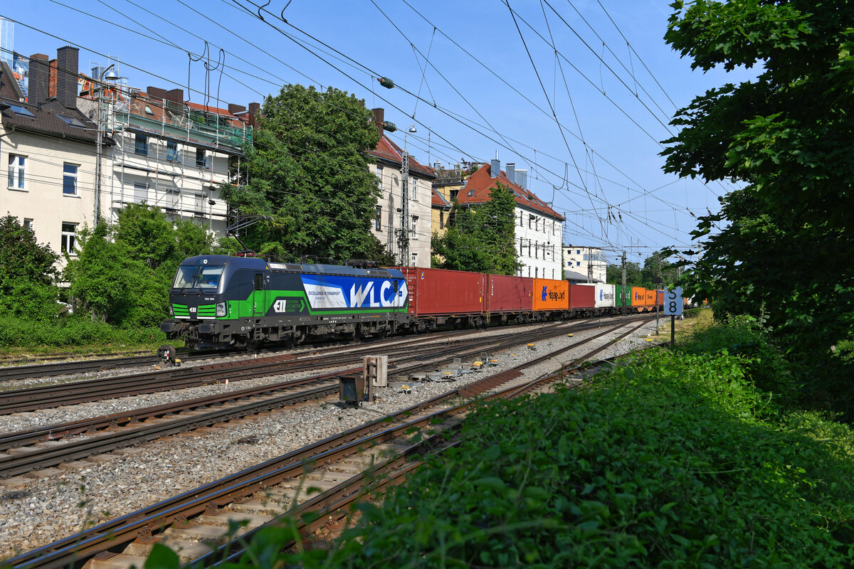 Im Blockabstand folgte der nächste Umleiter von der KBS 880 in Form des DGS 43952 von Enns nach Dradenau. Geführt wurde der komplett beladene Containerzug von der 193 284. Der ELL Vectron trägt auf der Seitenfläche bereits das frische neue Design der Wiener Lokalbahnen Cargo. Das Bild entstand am 19. Juni 2021 bei der Durchfahrt des Zuges in München Süd. 