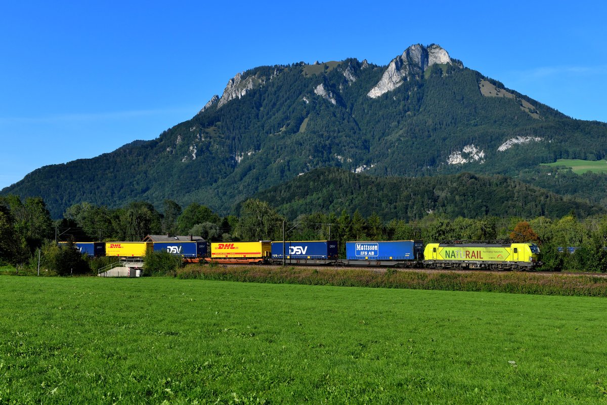 Im Blockabstand folgte der nächste Vectron von Alpha Trains: 193 559 bespannte den DGS 43143 von Lübeck Skandinavienkai nach Verona Q.E.. In Kufstein erhielt sie dann Unterstützung durch eine weitere Maschine zur Bewältigung des Brenner-Passes. Bei Einöden im Inntal lag die Leistung gut im Licht (13. Septmeber 2019). 