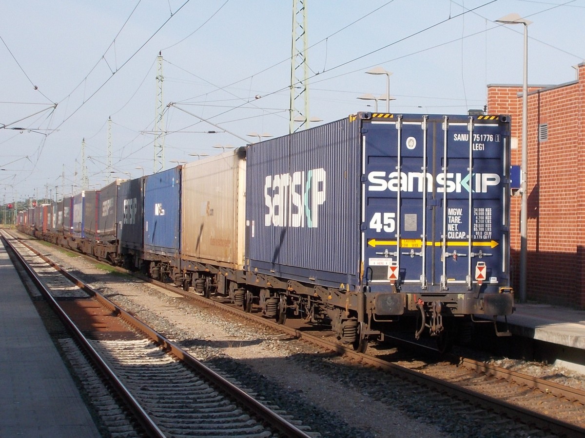 Im Blockabstand fuhr ein Dänemarkumleiter,die Rückleistung mit Container-und Taschenwagen,am 24.Juli 2015,durch Bergen/Rügen.Zuglok war eine HectorRaillok.