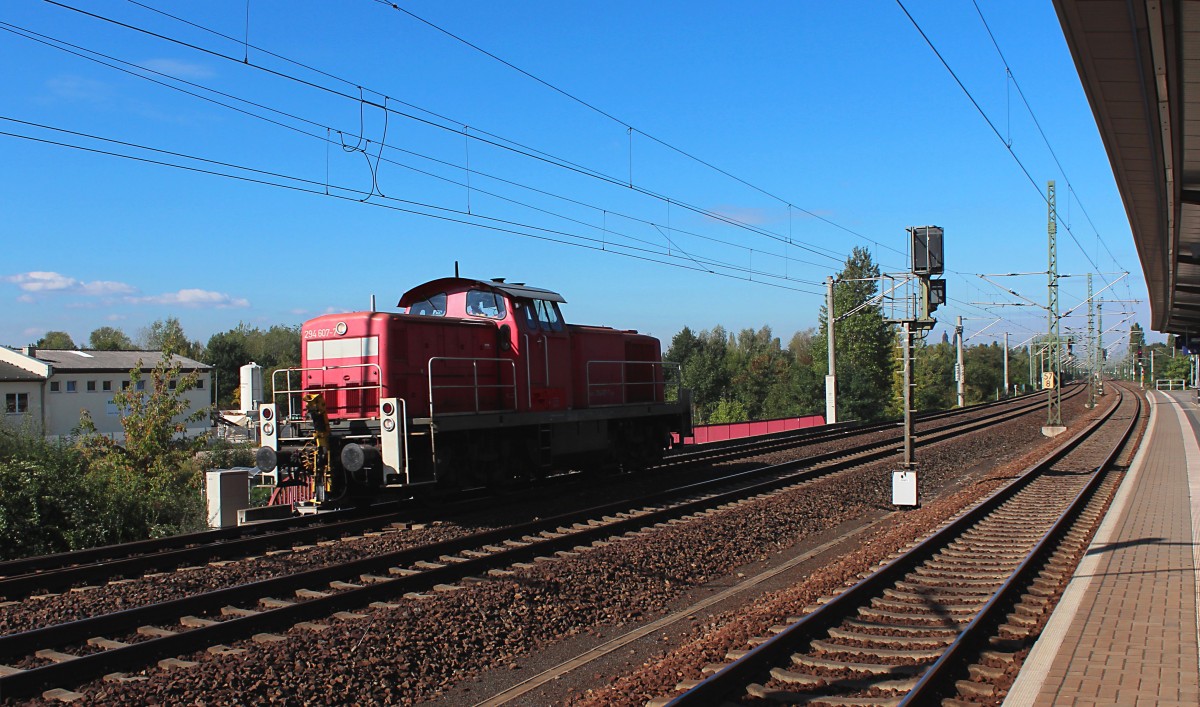 Im Blockabstand nach dem EC 173 kommt am 30.09.2015 die 294 607-7 durch Dresden Reick gefahren.