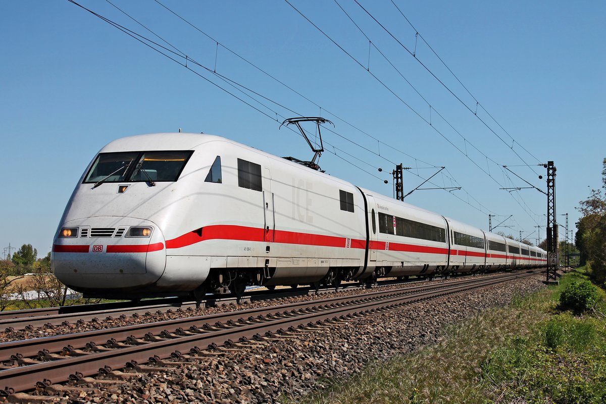 Im Blockabstand von einer RoLa (Rollende Landstarße) fuhr am 05.05.2016 der 401 090-6  Ludwigshafen am Rhein  ebenfalls in Richtung Basel und wird aber in kürze vor einen  Halt  zeigendem Signal zu stehen kommen, bis der nächste Blockabschnitt wieder frei ist.