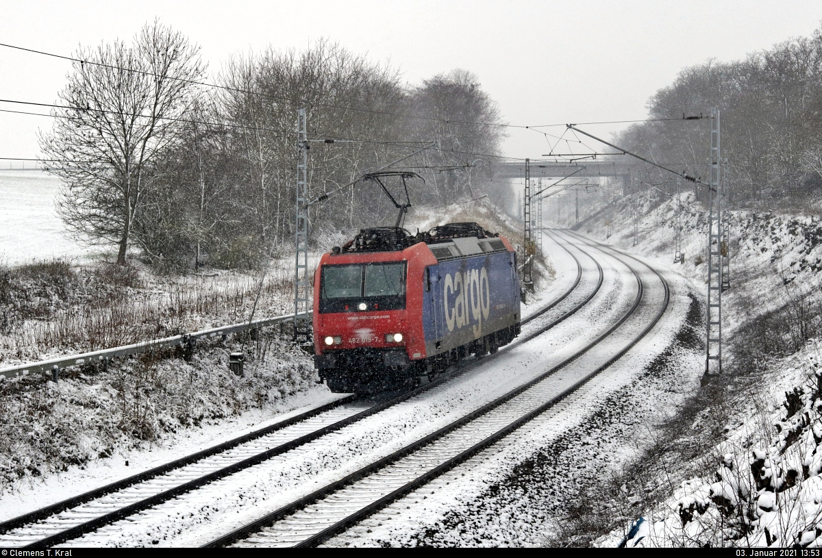 Im Blockabstand zum RE8 folgt Re 482 019-7 als Tfzf in Zscherben Richtung Halle Rosengarten.

🧰 SBB Cargo AG
🚩 Bahnstrecke Halle–Hann. Münden (KBS 590)
🕓 3.1.2021 | 13:53 Uhr