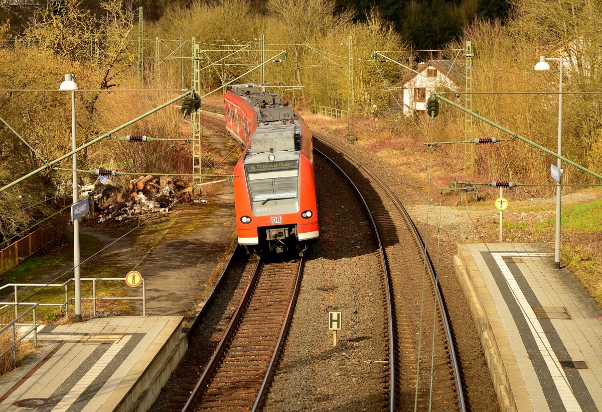 Im Bogen an den Bahnsteig kommt hier der 425 230-0 als S2 nach Mosbach Baden. 2.3.2015