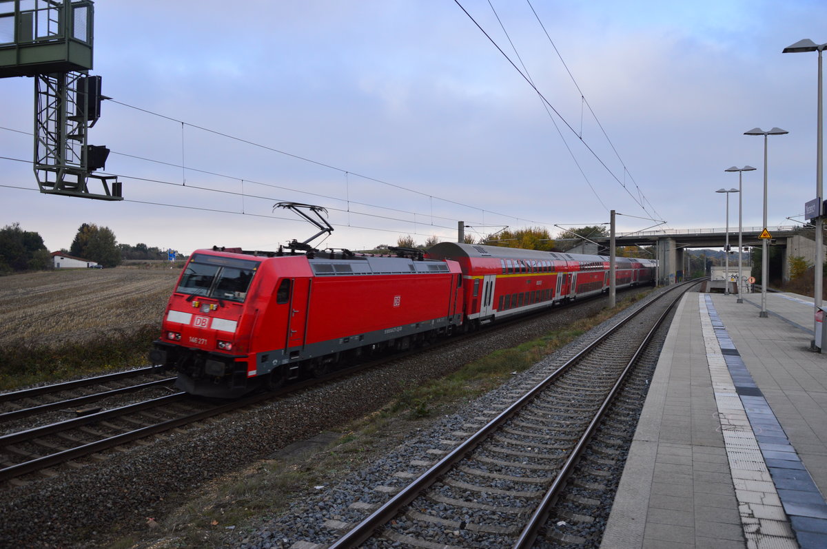 Im Bogen in Merzenich liegt hier die 146 271 mit ihrem RE1 auf dem Weg nach Paderborn am Nachmittag des 23.10.2016