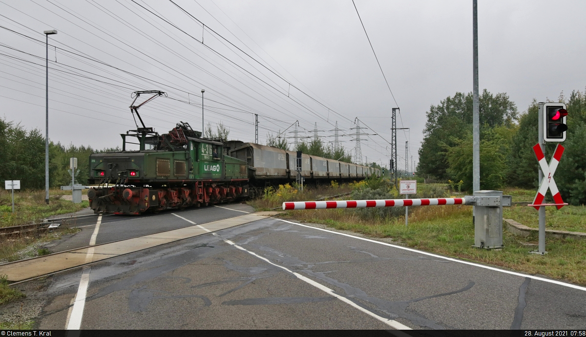 Im Braunkohlegebiet Jänschwalde werden die werkseigenen Züge mitunter auch geschoben – von Weitem schon zu hören an einem Läuten. Hier kommt 4-316 (LEW EL2m) mit Schlusslicht am Bahnübergang auf der L 473 Richtung Kraftwerk Jänschwalde vorbei. Dieses soll bis 2028 vollständig stillgelegt werden.

🧰 Lausitz Energie Bergbau AG (LEAG)
🚩 Kohleverbindungsbahn Lausitz
🕓 28.8.2021 | 7:58 Uhr