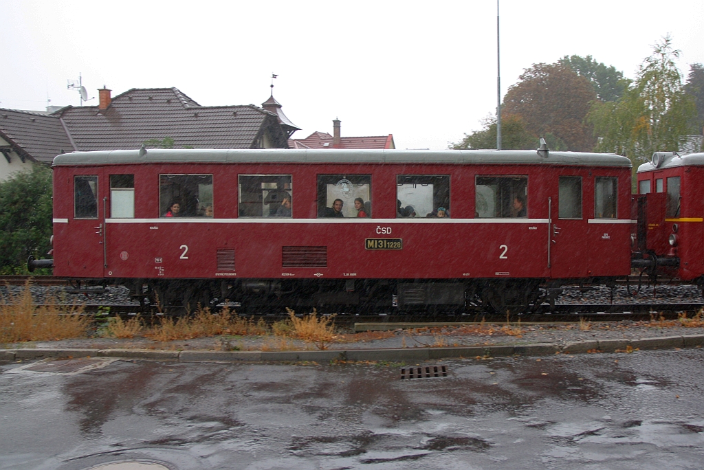 Im CSD M131.1228 als letztes Fahrzeug des Os 11812 (Pradubice hl.n. - Chrudim mesto) denken sich die Fahrgäste wohl welcher Verrückte steht den da im strömenden Regen. Bild vom 05.Oktober 2019 kurz vor dem Bahnhof Chrudim.