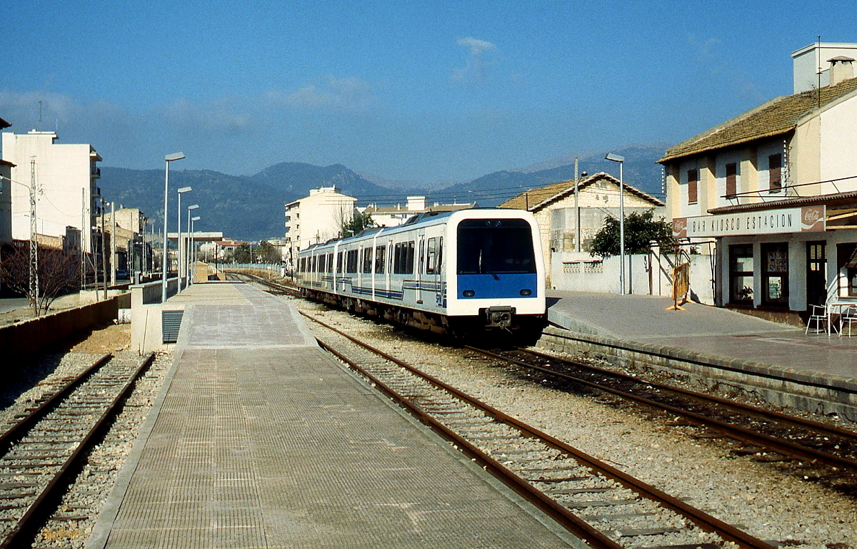 Im damaligen Endbahnhof Inca wartet ein VT der Reihe 61 der SFM auf Fahrgäste für die Rückfahrt nach Palma de Mallorca (Februar 1996)