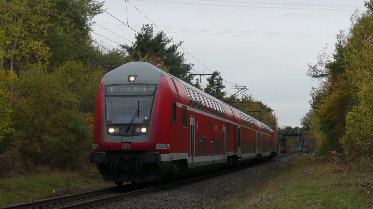 Im Darmstädter Knoten gibt es auch etliche eingleisige Verbindungskurven, wie diese hier zwischen dem Abzweig Stockschneiße und dem Darmstädter Hbf, der gerade von einer RB75 Wiesbaden - Aschaffenburg befahren wird. Nächster Halt der RB ist Darmstadt Hbf. Aufgenommen am 31.10.2018 17:17