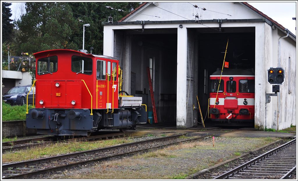 Im Depot Bonfol steht der Schwestertriebwagen 102 und davor der Tm 182. (13.10.2014)