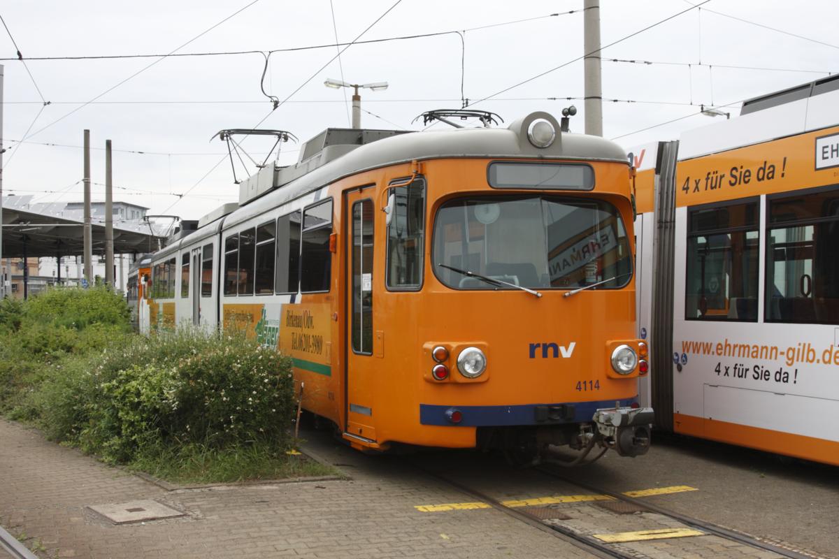Im Depot in Mannheim - Käfertal stand am 29.5.2014 der schon etwas ältere Triebwagen 4114 des RNV.