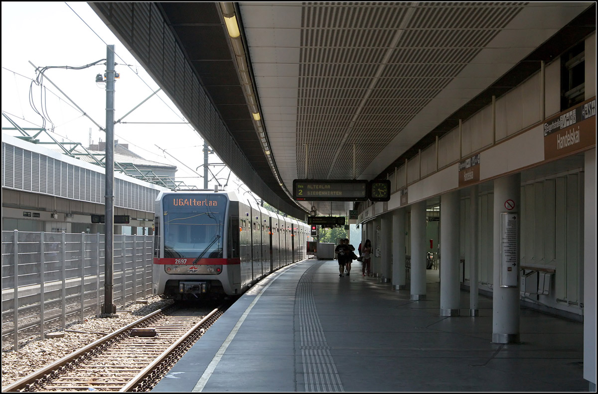 Im Design der zweiten U-Bahn-Ausbaustufe -

Gestalterisch entspricht die 1996 eröffnete U6-Station Handelskai den Stationen der U3. Beide U3 und U6 gehören zur zweiten Ausbaustufe der Wiener U-Bahn.


04.06.2015 (M)