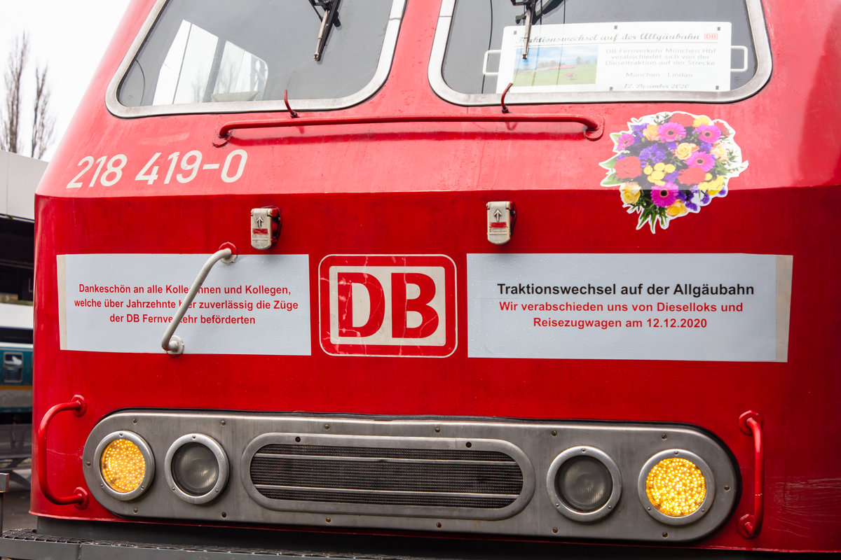 Im Detail die 3 Aufkleber an der Front von 218 419-0 in Lindau Hbf. 12.12.20
