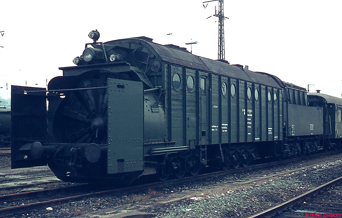 Im Dezember 1974 wartet diese Dampfschneeschleuder im Bw Wuppertal-Vohwinkel auf ihren nächsten Einsatz. Leider habe ich mir die Nr. nicht notiert, aber es könnte sich um die 1942 von Henschel gebaute Wuppertal 6410 handeln, die heute im Museum in Neustadt/Weinstraße steht.