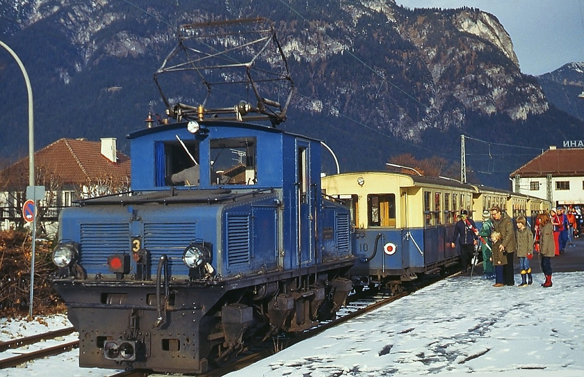 Im Dezember 1978 setzt sich die Tallok 3 im Zugspitzbahnhof Garmisch-Partenkirchen vor einen Zug nach Grainau. Heute liegen hier keine Gleise mehr, der neue Bahnhof befindet sich in Höhe des Eissportzentrums.