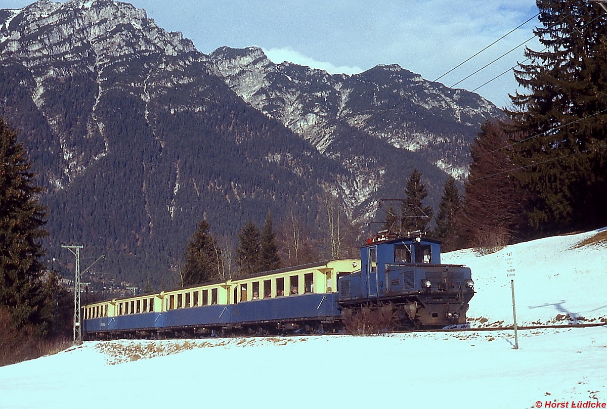Im Dezember 1978 ist Tallok 1 der Zugspitzbahn mit einem Personenzug von Garmisch-Partenkirchen nach Grainau unterwegs, hier in der Nähe der Station Kreuzeck-/Alpspitzbahn